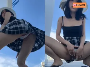 Gấu dâm đi đi giã ngoại nhưng cũng không quên quay clip show hàng cho fans xem